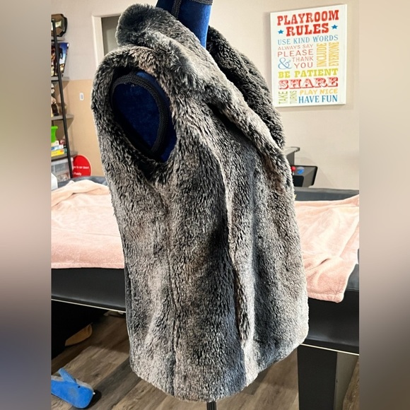 Kristen Blake faux fur plush vest brown gray Size Medium! Beautiful mix of color - Picture 3 of 12